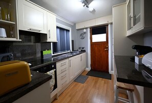 冷蔵庫、電子レンジ、オーブン、コーヒー / ティーメーカー