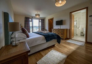 4 bedrooms, desk, iron/ironing board, WiFi