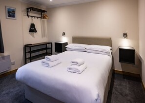 1 bedroom, desk, iron/ironing board, WiFi