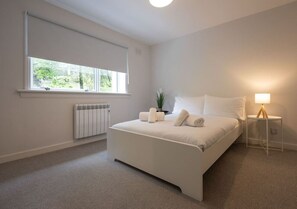 3 slaapkamers, een bureau, een strijkplank/strijkijzer, wifi