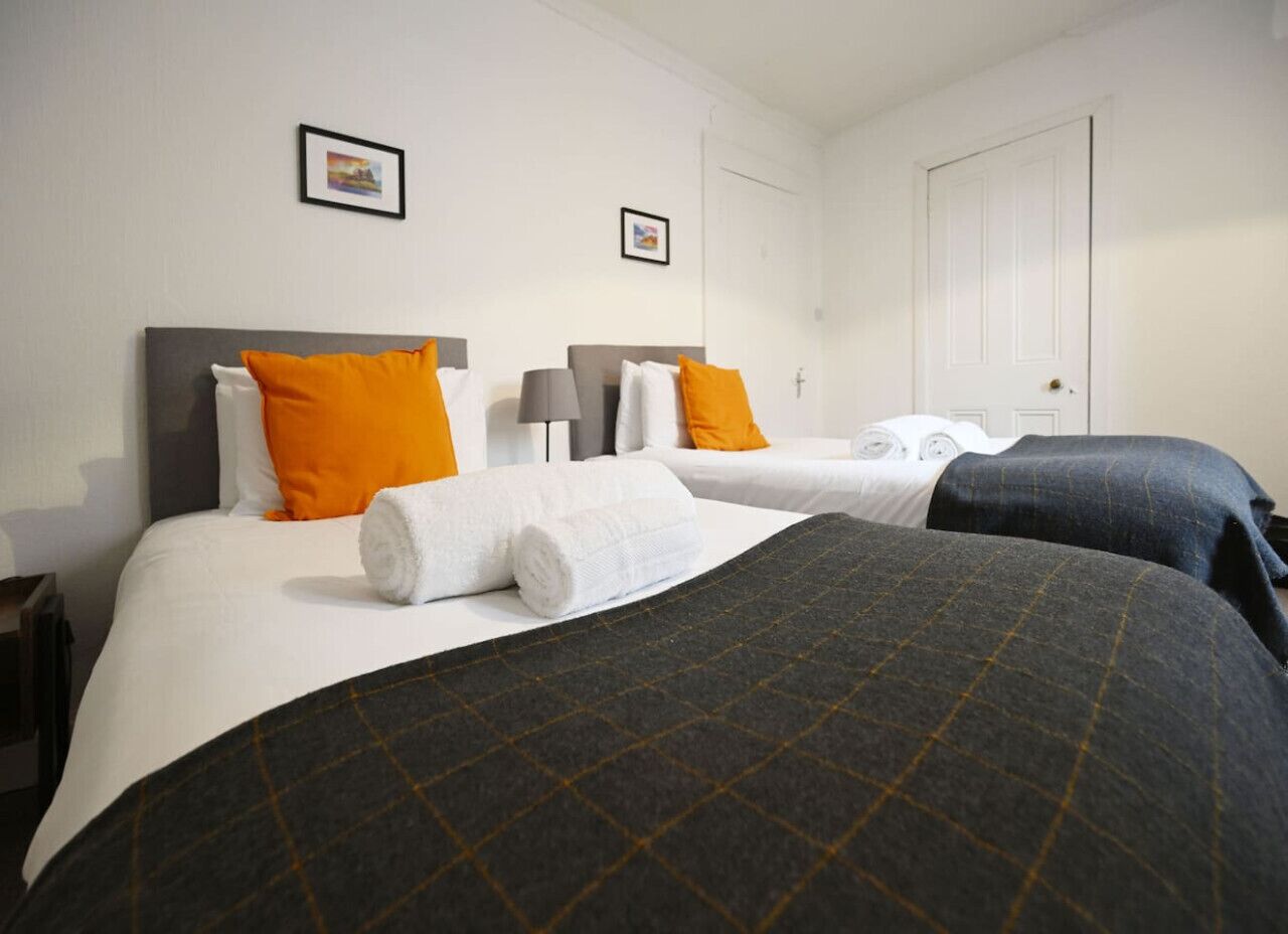 2 bedrooms, desk, iron/ironing board, WiFi