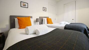 2 bedrooms, desk, iron/ironing board, WiFi