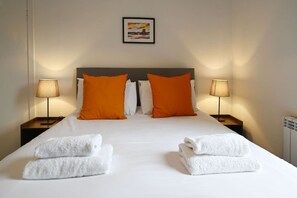 2 bedrooms, desk, iron/ironing board, WiFi