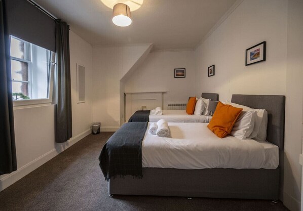 2 bedrooms, desk, iron/ironing board, WiFi