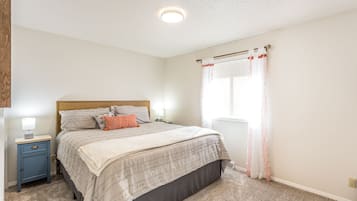 4 chambres, bureau, fer et planche à repasser, lit de bébé portatif
