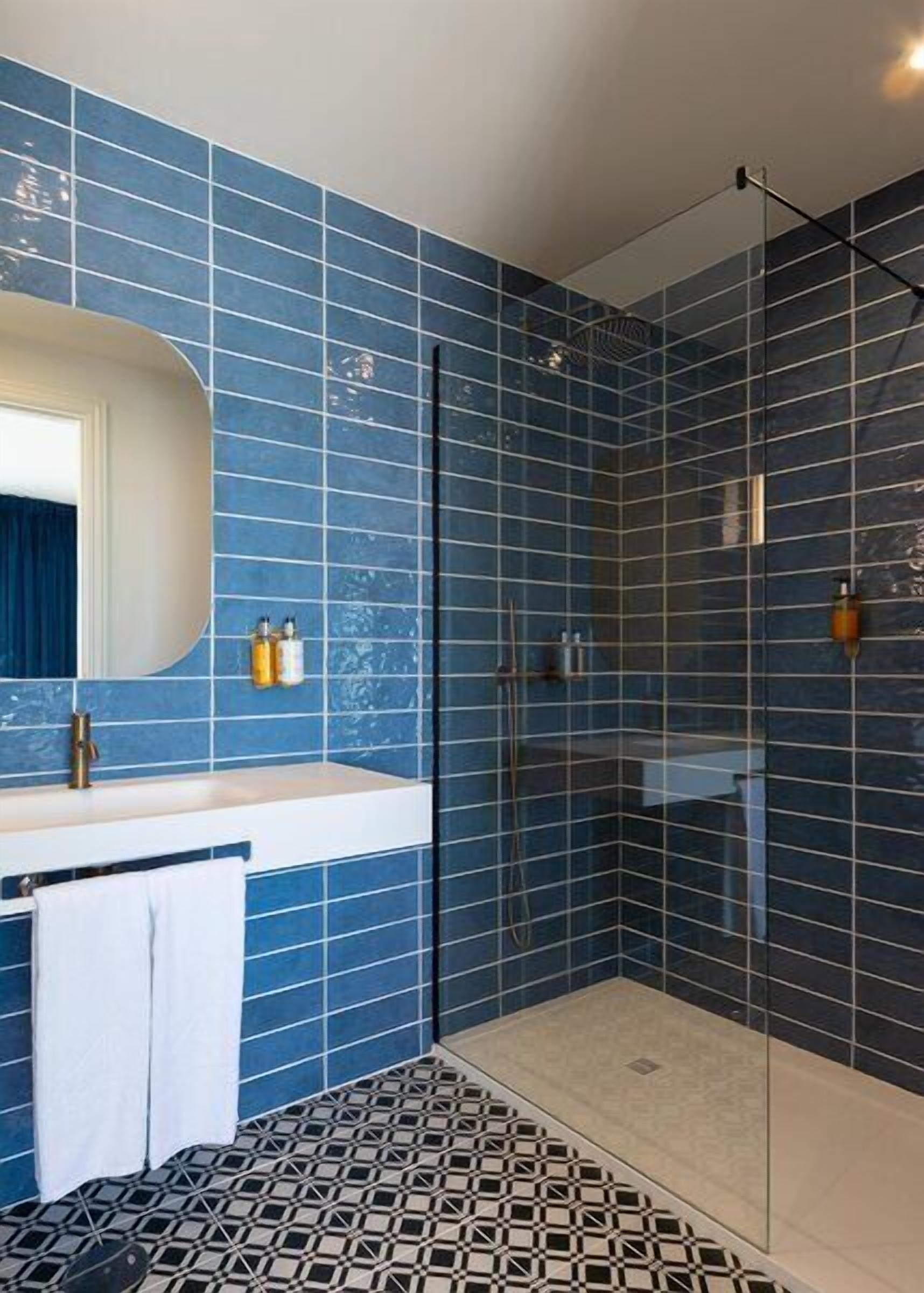 Shower, rainfall showerhead, free toiletries, hair dryer
