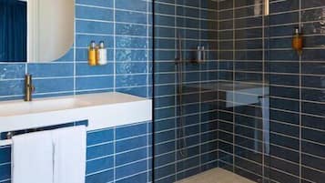 Shower, rainfall showerhead, free toiletries, hair dryer