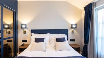 Minibar, caja de seguridad en la habitación y escritorio