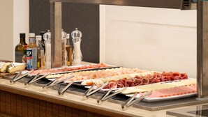 A buffet with various meats and cheeses, including ham, salami, and different types of cheese. - AP Dona Aninhas  (Viana do Castelo)