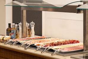 A buffet with various meats and cheeses, including ham, salami, and different types of cheese. - AP Dona Aninhas  (Viana do Castelo)