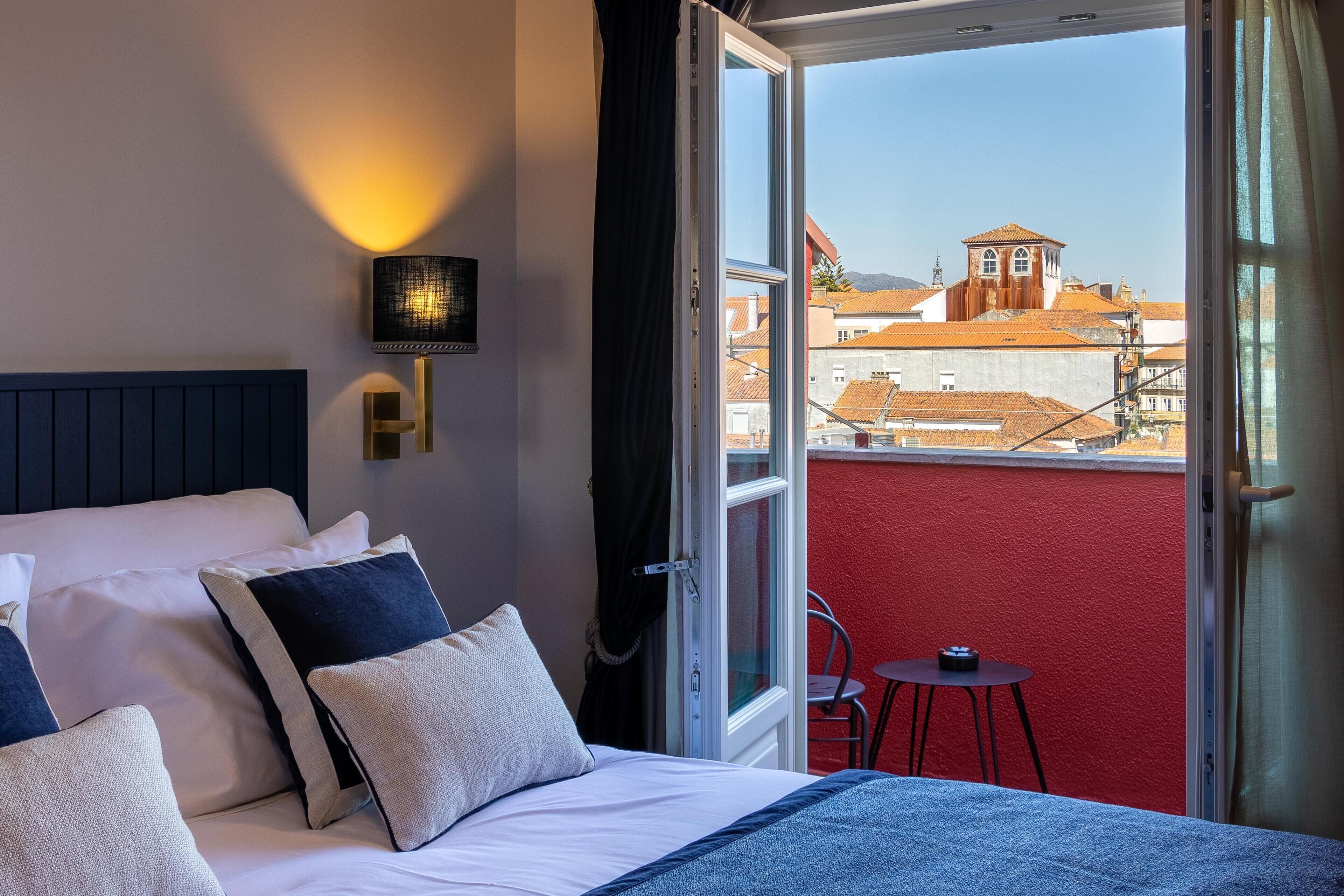 Minibar, caixa forta a l'habitació i escriptori 