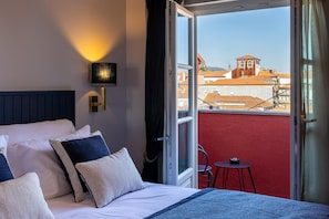 Minibar, caja de seguridad en la habitación y escritorio