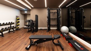 A gym with weightlifting equipment, benches, and exercise balls. - AP Dona Aninhas  (Viana do Castelo)