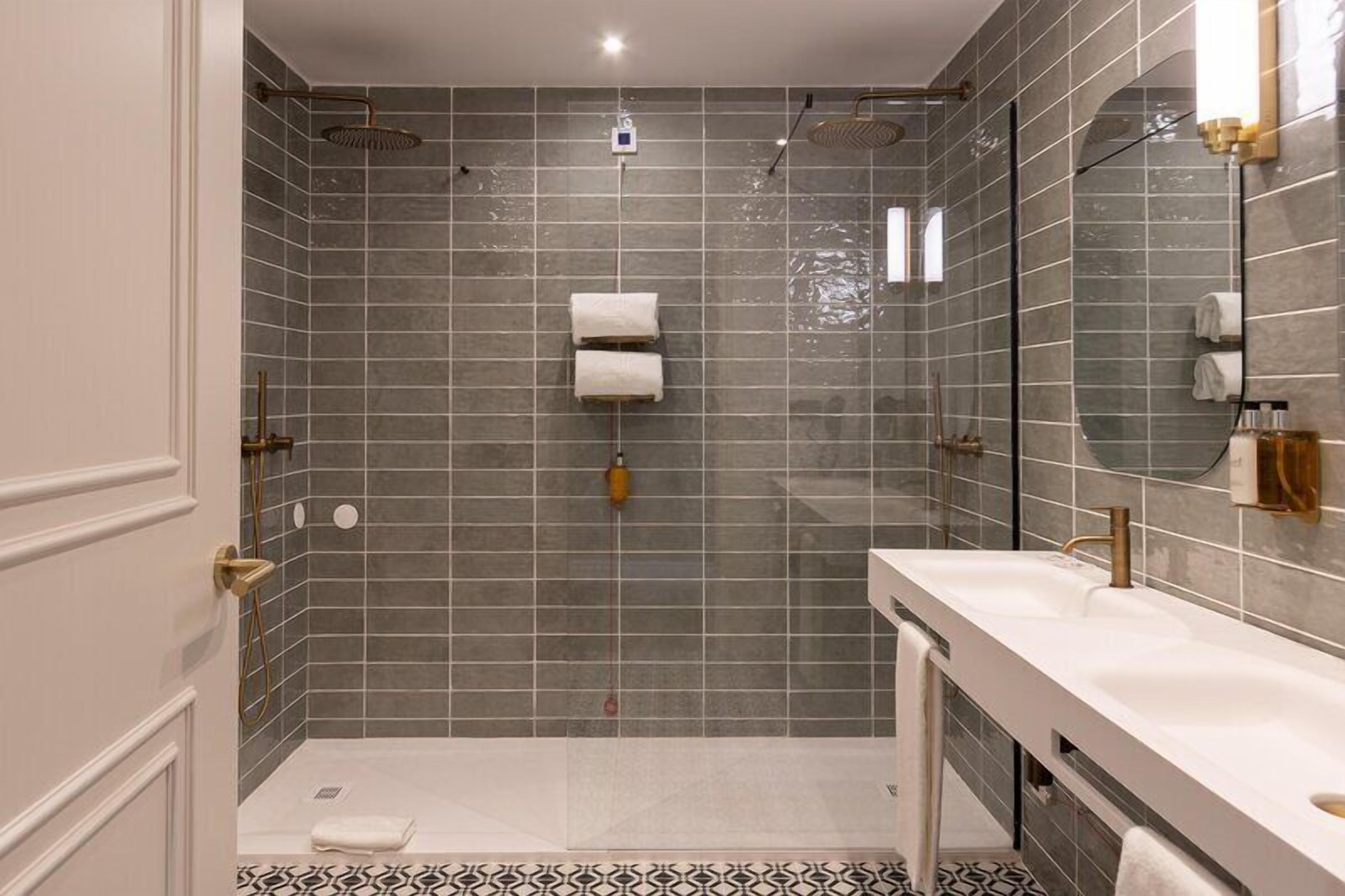 Shower, rainfall showerhead, free toiletries, hair dryer
