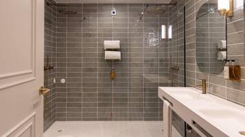 Shower, rainfall showerhead, free toiletries, hair dryer