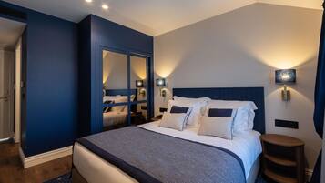 Frigobar, cofres nos quartos, escrivaninha, quartos à prova de som