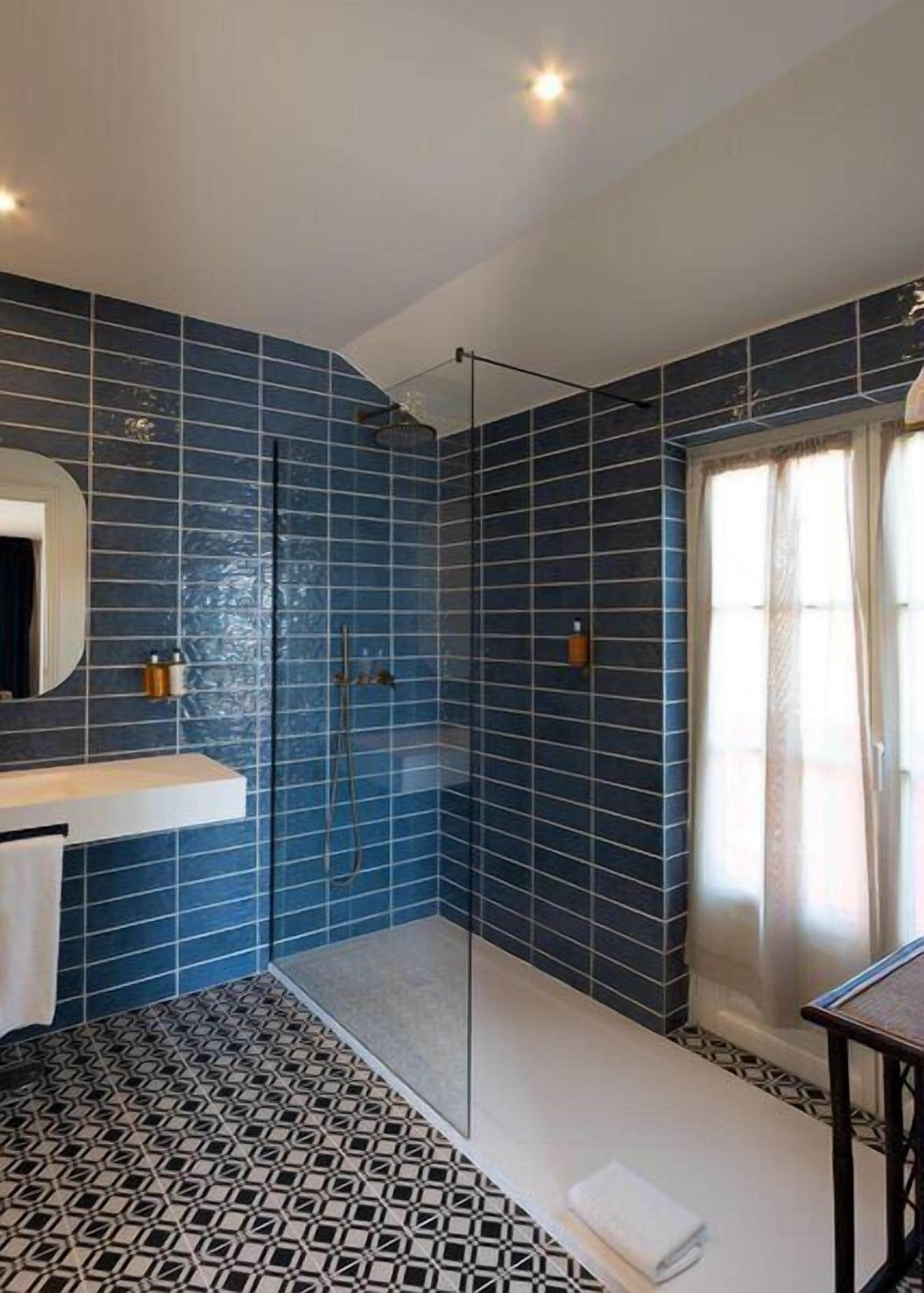 Shower, rainfall showerhead, free toiletries, hair dryer