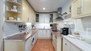 Frigorífico, microondas, horno y lavavajillas