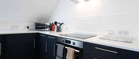 Kühlschrank, Mikrowelle, Ofen, Wasserkocher mit Kaffee-/Teezubehör