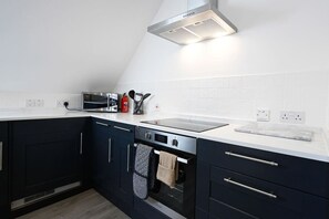 Kühlschrank, Mikrowelle, Ofen, Wasserkocher mit Kaffee-/Teezubehör