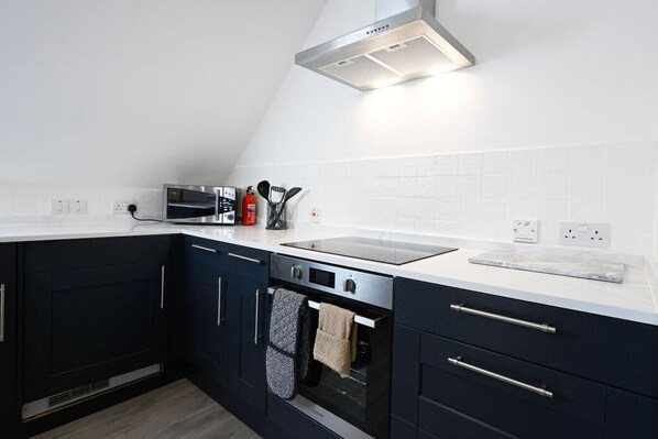 Kühlschrank, Mikrowelle, Ofen, Wasserkocher mit Kaffee-/Teezubehör