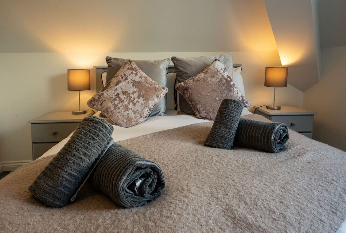 2 bedrooms, desk, iron/ironing board, WiFi