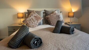 2 bedrooms, desk, iron/ironing board, WiFi