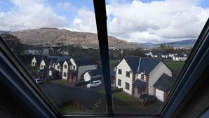 A residential area with houses and a mountain in the background. - Old Distillery Apartment in Fort William (Fort William)