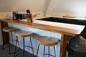 Fridge, microwave, oven, coffee/tea maker - Old Distillery Apartment in Fort William (Fort William)