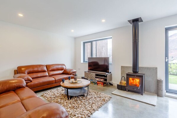TV, fireplace - Svarga Mountain View (Kinlochleven)