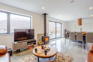 TV, fireplace - Svarga Mountain View (Kinlochleven)