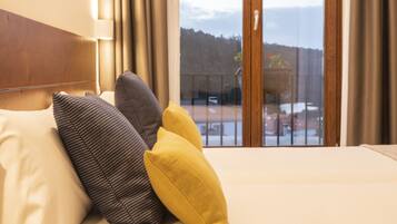 Chambre Deluxe avec lits jumeaux, vue partielle sur la mer | Literie de qualité supérieure, décoration personnalisée