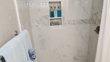 Baignoire, serviettes fournies, savon, shampoing