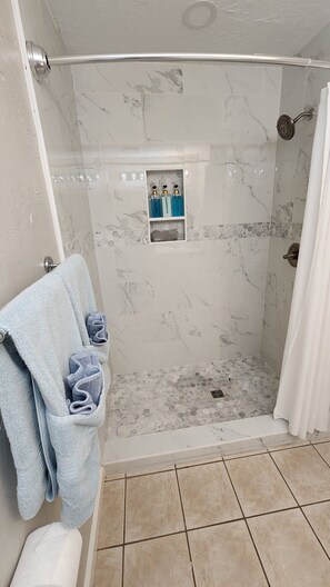 Bathtub, towels, soap, shampoo - Yetana on Eden  (Longview)