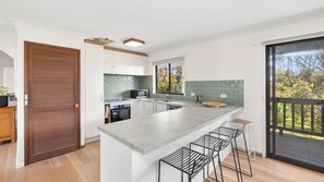 Microwave, oven, dishwasher, coffee/tea maker