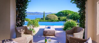 Modern villa with infinity pool & view of the bay of St Tropez