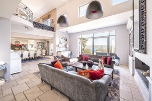 Téléviseur, foyer, lecteur de DVD, chaîne audio