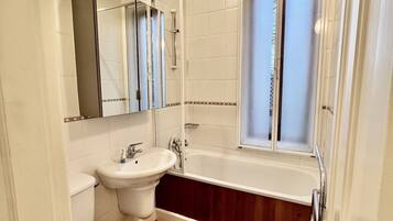 Badkar/dusch, hårtork, handdukar och tvål