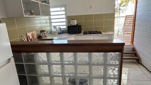 A kitchen with a window, a refrigerator, and a sink. - Seaside apartment 4 pers Bananier Capesterre B-E (Trois-Rivières)