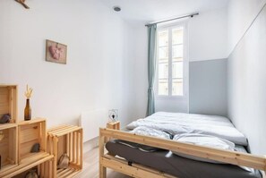 1 slaapkamer, een bureau, een strijkplank/strijkijzer, gratis wifi