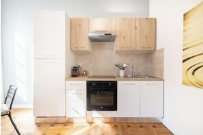 Een koelkast, een microgolfoven, een oven, een kookplaat