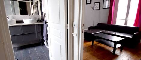 Una Smart TV, una impresora