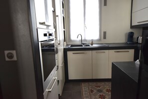 Een koelkast, een microgolfoven, een oven, een kookplaat