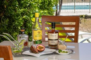 Outdoor dining - SALT 5: swimming pool, direct access to Orient Bay beach (Collectivité de Saint-Martin)