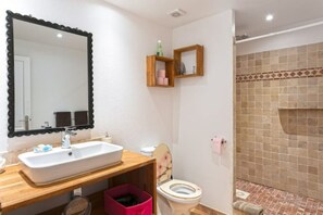 Chuveiro, secador de cabelo, toalhas de banho, sabonete