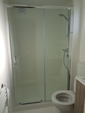 Regadera y papel de baño