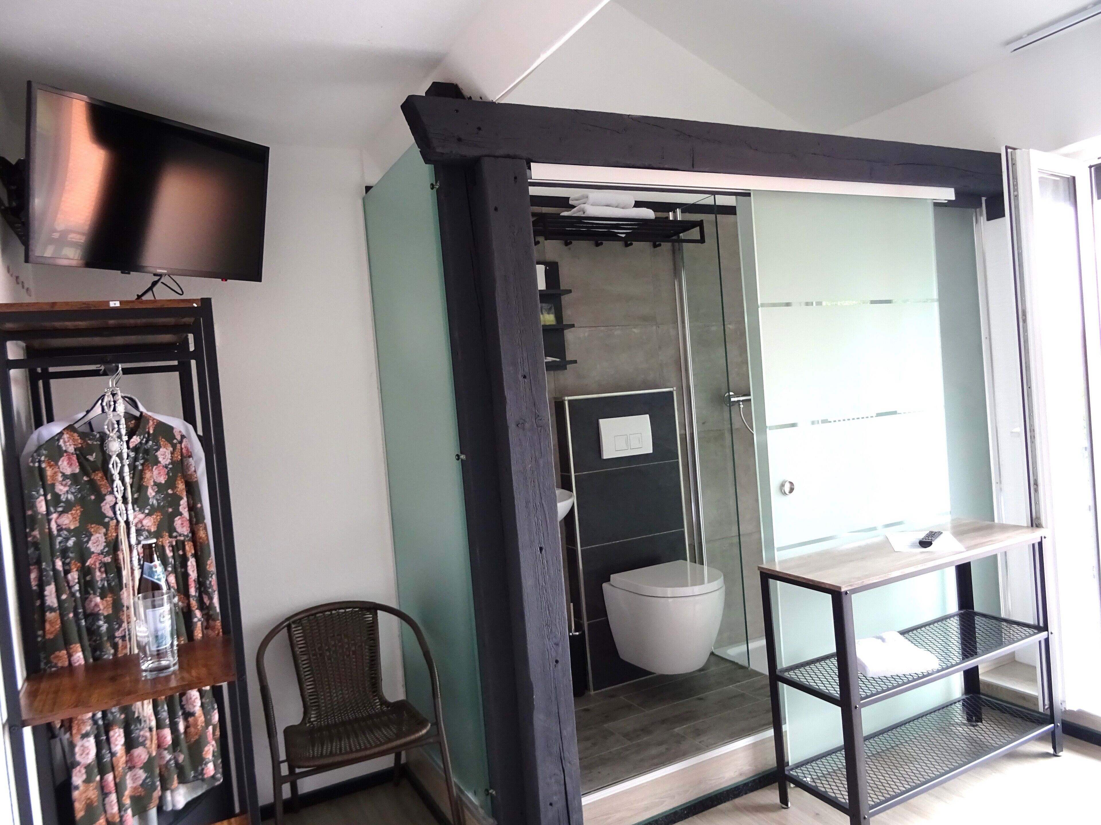 Deluxe-Einzelzimmer, 1 großes Einzelbett, Balkon, Blick auf den Innenhof (Nr. 1212) | Badezimmer | Duschwanne, umweltfreundliche Kosmetikartikel, Handtücher, Seife