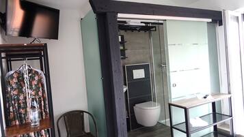 Deluxe-Einzelzimmer, 1 groĂes Einzelbett, Balkon, Blick auf den Innenhof (Nr. 1212) | Badezimmer | Duschwanne, umweltfreundliche Kosmetikartikel, HandtĂŒcher, Seife