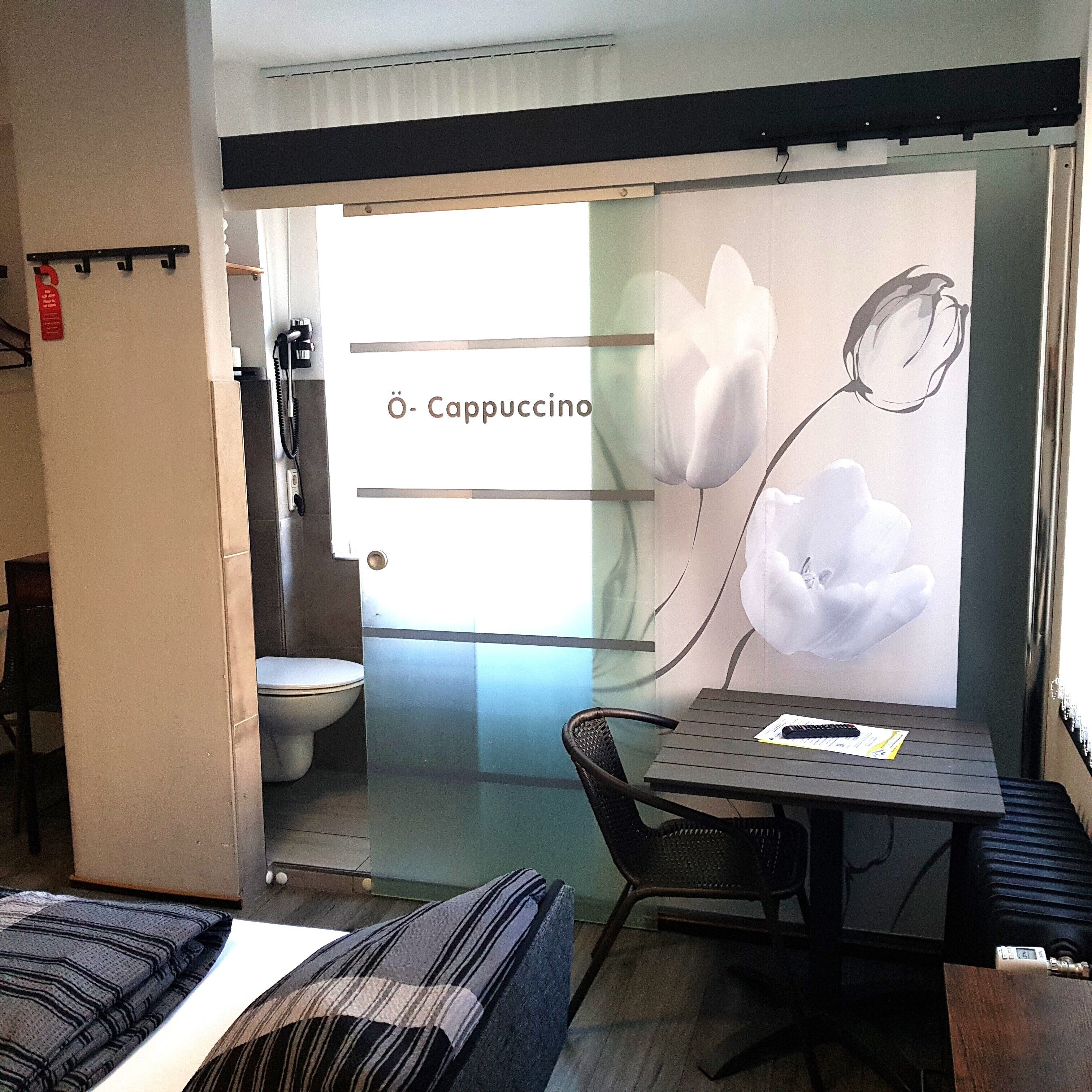 Deluxe-Dreibettzimmer, Mehrere Betten, Balkon, Blick auf den Innenhof (Nr. 1108) | Badezimmer | Duschwanne, umweltfreundliche Kosmetikartikel, Handtücher, Seife