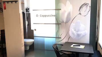 Deluxe-Dreibettzimmer, Mehrere Betten, Balkon, Blick auf den Innenhof (Nr. 1108) | Badezimmer | Duschwanne, umweltfreundliche Kosmetikartikel, HandtĂŒcher, Seife